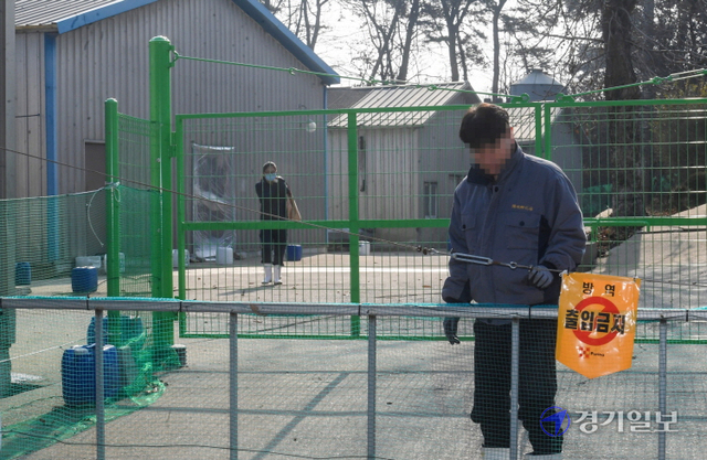 충남 천안시 풍세면 산란계 농장에서 고병원성 조류인플루엔자(AI)가 발생한 가운데 7일 오전 평택시 청북읍 한 양계농장에서 농민이 농장 문을 걸어 잠그고 있다.조주현기자
