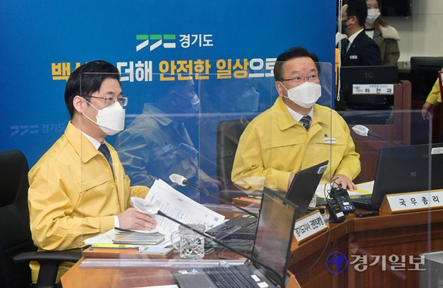 8일 오전 경기도청 재난상황실에서 열린 코로나19 중대본 영상회의에서 김부겸 국무총리가 회의를 주재하고 있다. 윤원규기자