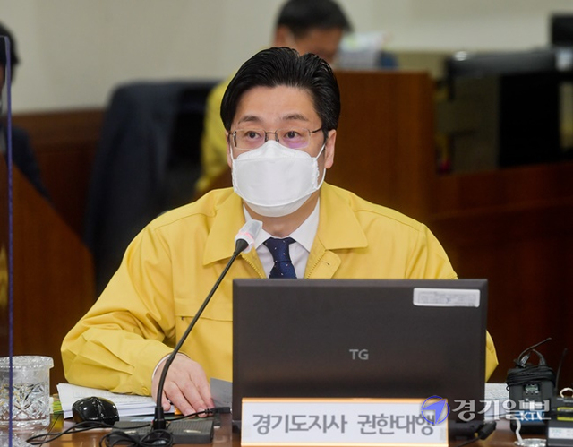 8일 오전 경기도청 재난상황실에서 열린 코로나19 중대본 영상회의에서 오병권 경기도지사 권한대행이 발언하고 있다. 윤원규기자