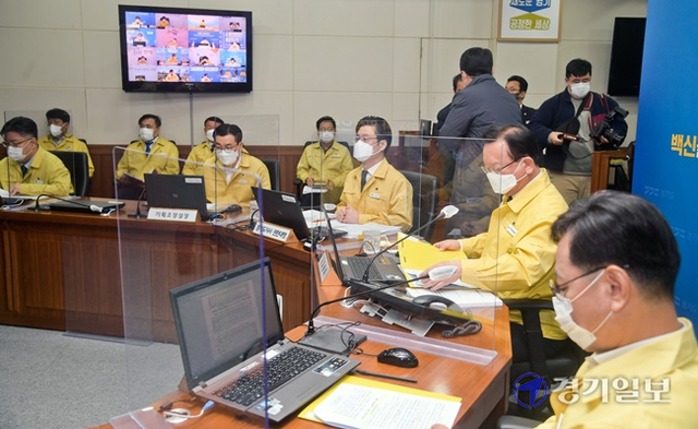 8일 오전 경기도청 재난상황실에서 열린 코로나19 중대본 영상회의에서 김부겸 국무총리가 회의를 주재하고 있다. 윤원규기자