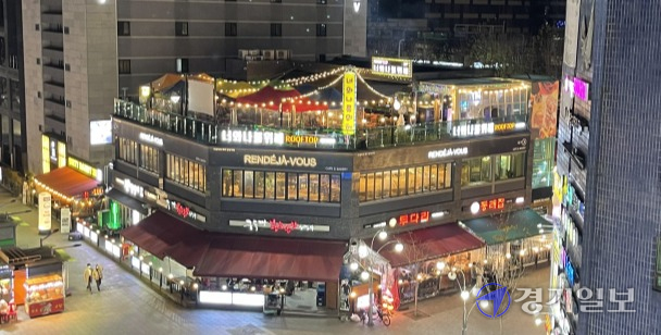 7일 오후 수원시 팔달구 인계동 나혜석거리의 한 상가건물 내 한 음식점이 옥상에 천막을 무단 설치한 채 영업을 하고 있다. 이대현기자