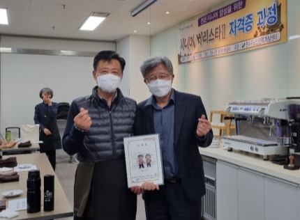 인천 연수구노인인력개발센터가 최근 꿈꾸는 배움터에서 운영한 시니어 바리스타 2급 자격증 과정을 모두 들은 한 어르신이 수료증을 받은 뒤 기념촬영을 하고 있다. 연수구노인인력개발센터 제공
