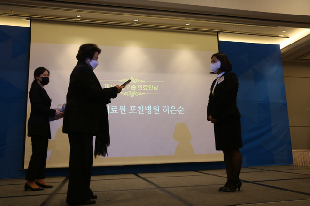경기도의료원 포천병원 등 의료기관에서 32년간 보건의료 서비스 향상에 기여한 허은순 간호조무사(52)가 ‘제1회 김우중 의료인상’을 수상했다.