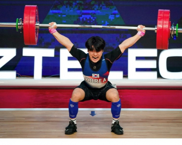 고양시청 신록이 2021 세계역도선수권대회 3일째 남자 61㎏급 경기에서 힘차게 바벨을 들어올리고 있다.고양시청 제공