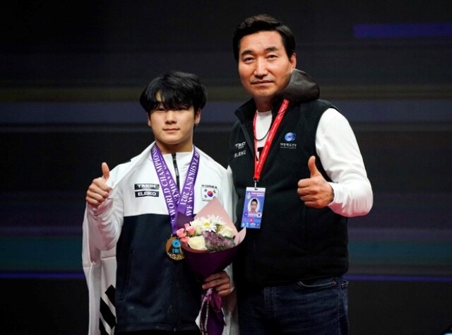 2021 세계역도선수권대회 남자 61㎏급서 3관왕에 오른 신록이 최종근 고양시청 감독과 기념촬영을 하고 있다.고양시청 제공
