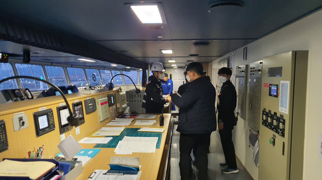 10일 오후 5시30분께 비욘드 트러스트호 조타실에서 승무원과 항해사 등이 사전 회의를 하고 있다. 이승훈·이지용기자
