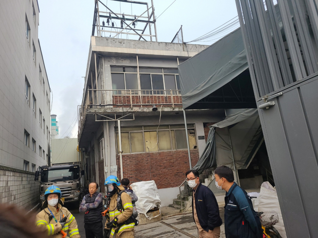 지난 10일 부천시 한 화학물질 제조업체에서 수산화나트륨이 유출되는 사고가 발생해 노동자 A씨가 화상을 입었다. 사진은 사고가 일어난 화학물질 제조업체 모습. 부천소방서 제공