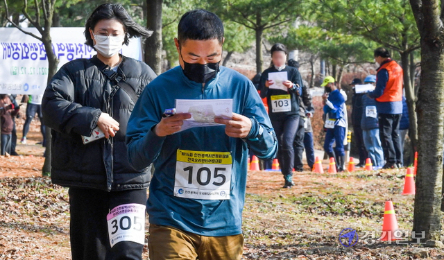 12일 오전 인천 부평구 원적산에서 열린 '2021 인천시연맹회장배 전국오리엔티어링대회'에서 참가자들이 받은 지도를 살펴보며 출발하고 있다. 장용준기자