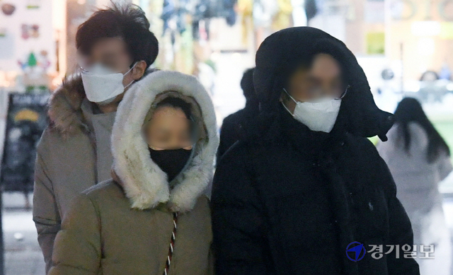주춤했던 추위가 다시 찾아온 12일 오후 수원시 나혜석거리 앞 횡단보도에서 두터운 외투를 입은 시민들이 걸음을 재촉하고 있다. 기상청은 13일부터 수도권 기온이 영하 7도까지 떨어지는 강추위가 찾아올 것이라고 예보했다. 조주현기자