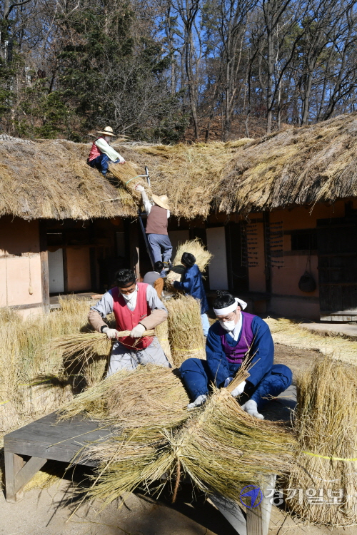 전국에 한파가 찾아온 13일 오전 용인시 한국민속촌에서 관계자들이 초가지붕에 올릴 용마름과 이엉 잇기 작업을 하며 월동준비를 하고 있다. 김시범기자