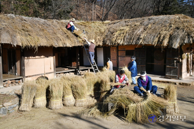 전국에 한파가 찾아온 13일 오전 용인시 한국민속촌에서 관계자들이 초가지붕에 올릴 용마름과 이엉 잇기 작업을 하며 월동준비를 하고 있다. 김시범기자