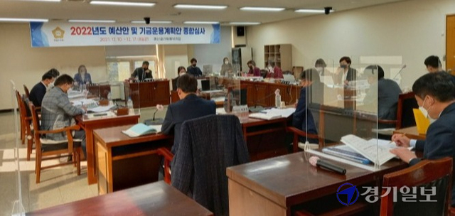 안양시의회 예산결산특별위는 13일 2022년도 안양시 예산안 및 기금운용계획안 종합심사를 진행했다. 노성우기자