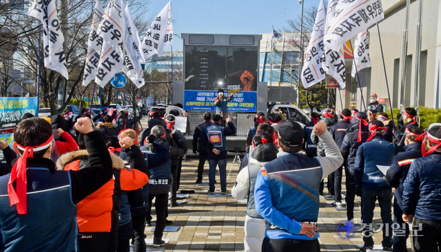 전국택배연대노조 경기지역본부 조합원들이 13일 오전 수원시 경인지방우정청 앞에서 우정사업본부의 택배노동자 처우개선을 위한 사회적 합의 이행을 촉구하는 집회를 열고 있다. 윤원규기자