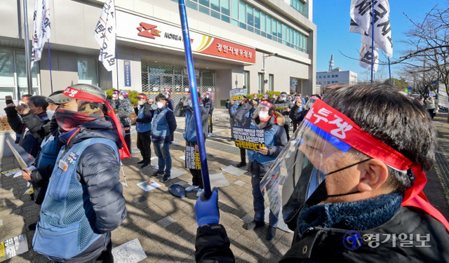 전국택배연대노조 경기지역본부 조합원들이 13일 오전 수원시 경인지방우정청 앞에서 우정사업본부의 택배노동자 처우개선을 위한 사회적 합의 이행을 촉구하는 집회를 열고 있다. 윤원규기자
