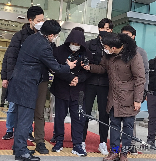 14일 오전 인천 미추홀구 미추홀경찰서에서 검찰로 가기 위해 나온 강도살인 및 사체유기 혐의의 권재찬(52)이 취재진의 질문에 답하고 있다. 최종일기자