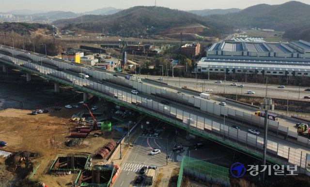 시흥 배곧신도시 해안도로 확충공사에 인근 아파트 주민들이 소음 및 환경문제를 이유로 전면 재검토를 요구하며 반발하고 있다. 사진은 배곧신도시에서 제3경인고속도로 위를 지나 월곶동 달월역을 연결하는 고가교 공사현장. 멀리 수도권 전철 4호선 차량기지가 보인다. 김형수기자