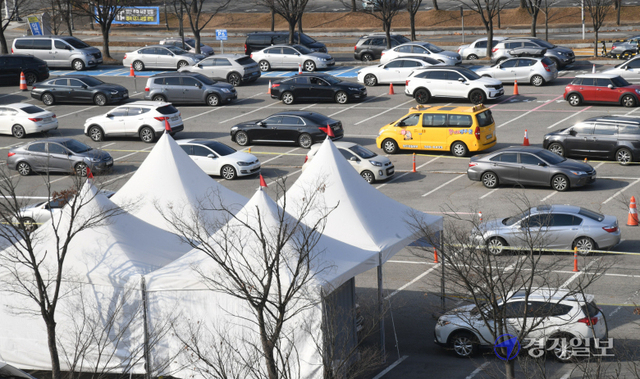 국내 코로나19 위중증 환자 및 사망자가 역대 최다를 기록한 14일 오전 고양종합운동장 드라이브스루 임시선별검사소에 검사를 기다리는 차량들이 줄지어 서 있다.조주현기자