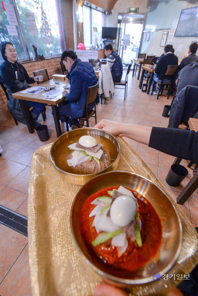 '이냉치냉(以冷治冷)' 14일 오전 '제1회 냉면의 날'을 맞아 인천의 대표적인 노포 냉면가게인  경인면옥(중구 내동)을 찾은 시민들이 맛깔스런 냉면을 즐기고 있다. 오는 23일 까지 전국 냉면 맛집 40곳이 진행하는 '제1회 냉면의 날' 축제는 매해 음력 11월 11일에 열릴 예정이다. 장용준기자