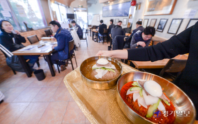 '이냉치냉(以冷治冷)' 14일 오전 '제1회 냉면의 날'을 맞아 인천의 대표적인 노포 냉면가게인  경인면옥(중구 내동)을 찾은 시민들이 맛깔스런 냉면을 즐기고 있다. 오는 23일 까지 전국 냉면 맛집 40곳이 진행하는 '제1회 냉면의 날' 축제는 매해 음력 11월 11일에 열릴 예정이다. 장용준기자