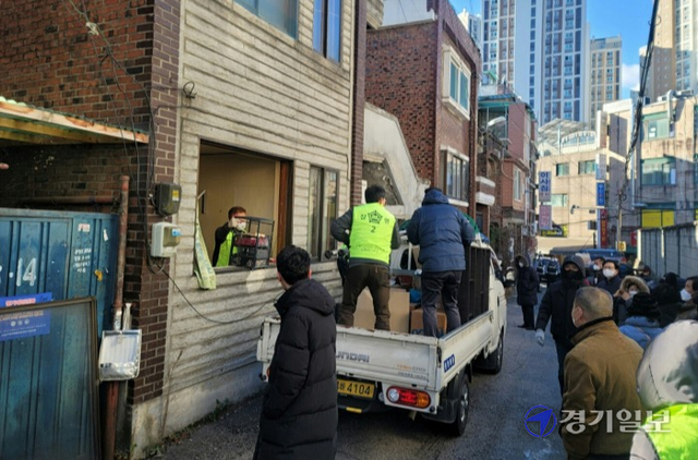 성남시 수정구 산성동 재개발지구 주민이 강제퇴거 조치로 세간살이들이 트럭에 실리고 있다. 진명갑기자