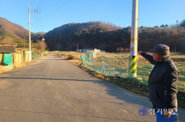 용인시가 추진 중인 농어촌도로 정비사업이 일부 특정인의 공장입주를 위한 특혜행정이라는 지적이 나온다. 마을 주민이 계획도로 종점을 가리키고 있다. 종점에는 주민이 거주하지 않는 공터다. 김현수기자