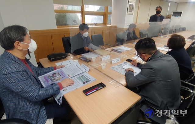 경기일보 독자권익위원회가 16일 오전 경기일보 1층 중회의실에서 12월 정기회의를 열고 의견을 나누고 있다. 최현호기자