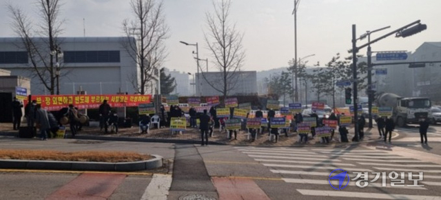 반월동 비상대책위원회 30여명이 16일 오전 화성시청 정문에서 집회를 열고 있다. 김영호기자