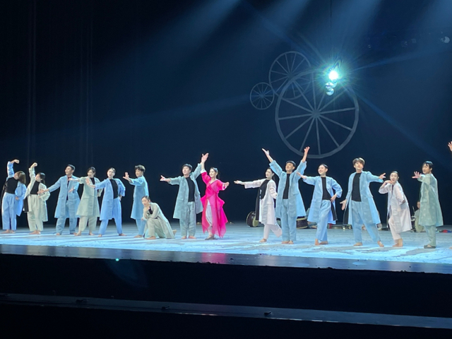 경기도무용단 '본(本)' 공연 무대.
