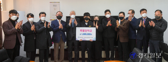 2022학년도 대학수학능력시험에서 단 1개의 문제만 틀린 수원고등학교 3학년 유형주군에게 장학금이 수여된 17일 오전 수원고 이사장실에서 열린 수여식에서 이순국 재단법인 수원성실장학회 이사장, 윤지윤 수원고 이사장 등 관계자들이 기념촬영을 하고 있다.
