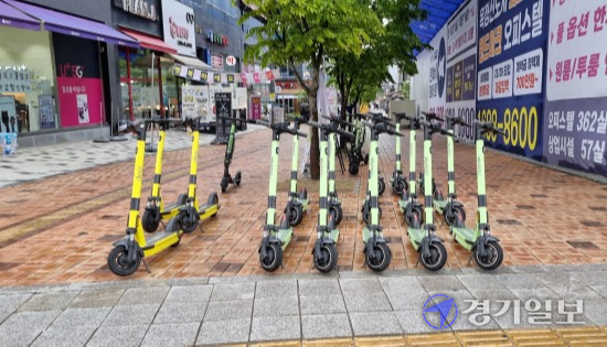 양주시의 무선충전 스테이션 미운영으로 공유 전동킥보드가 도심에 방치되면서 주민들이 불편을 호소하고 있다. 사진은 상가 앞에 방치되고 있는 공유 전동킥보드. 이종현기자
