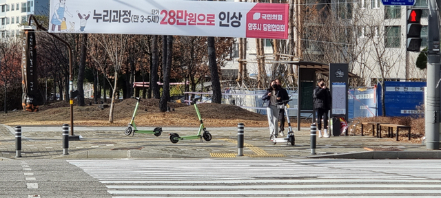 횡단보도에 방치된 전동킥보드2