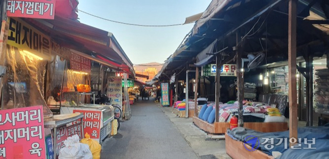 성남시의 성호시장 현대화사업이 시행사의 불법 건축행위로 착공이 늦어질 것으로 우려된다. 사진은 성호시장 전경. 진명갑기자