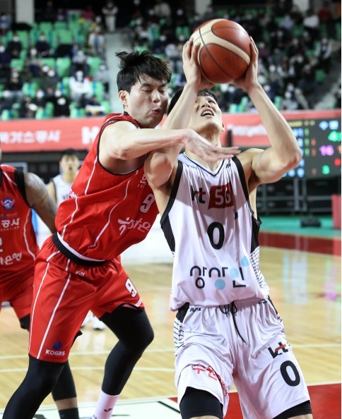 19일 오후 대구체육관에서 열린 ‘2021-2022 KGC 인삼공사 정관장 프로농구’ 대구 한국가스공사 페가수스와 수원 kt 소닉붐의 경기에서 양 팀 선수가 볼 다툼을 하고 있다. 연합뉴스