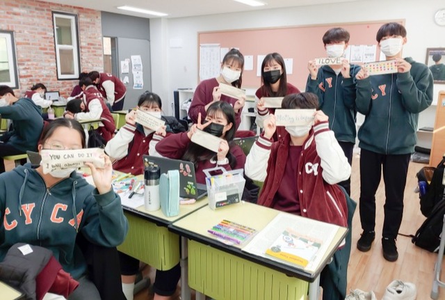 케냐로 보낼 선물과 편지를 준비하는 학생들