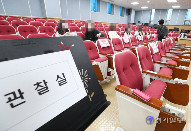 방역당국이 백신접종을 안한 초등학생 가운데 코로나19 확진자가 급증하고 있다고 밝힌 21일 오전 경기도내 한 학교에서 찾아가는 학교 단위 백신접종이 진행되고 있다. 윤원규기자