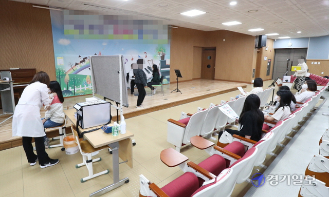 방역당국이 백신접종을 안한 초등학생 가운데 코로나19 확진자가 급증하고 있다고 밝힌 21일 오전 경기도내 한 학교에서 찾아가는 학교 단위 백신접종이 진행되고 있다. 윤원규기자