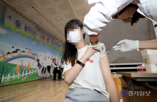방역당국이 백신접종을 안한 초등학생 가운데 코로나19 확진자가 급증하고 있다고 밝힌 21일 오전 경기도내 한 학교에서 찾아가는 학교 단위 백신접종이 진행되고 있다. 윤원규기자