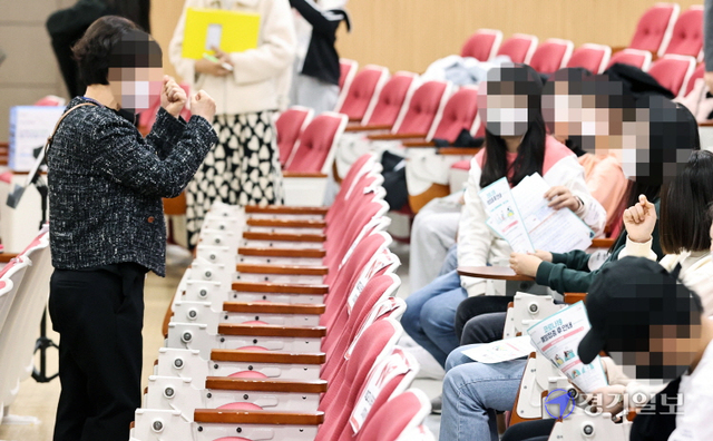 방역당국이 백신접종을 안한 초등학생 가운데 코로나19 확진자가 급증하고 있다고 밝힌 21일 오전 경기도내 한 학교에서 찾아가는 학교 단위 백신접종이 진행되고 있다. 윤원규기자