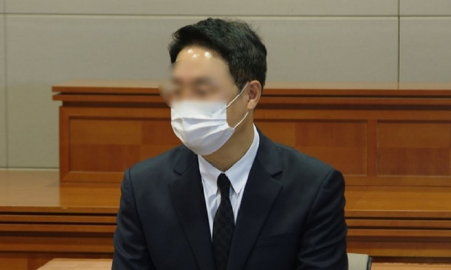 숨진 김문기 성남도시개발공사 개발1처장의 동생 김대성씨가 22일 분당서울대병원 장례식장에서 기자회견을 열고 입장을 밝히고 있다. 연합뉴스