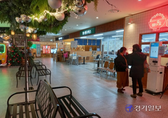성탄절 등 연말을 앞둔 23일 오후 안양지역 쇼핑몰 식당가와 백화점 영화관 등이 코로나19 확산세로 한산하다. 노성우기자