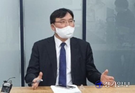 23일 오후 1시께 서울 제이케이비지니스센터에서 열린 기자간담회에서 최근 복귀한 구본환 인천국제공항공사 사장이 각자 대표 체제에 대한 업무 분담과 관련한 의견을 설명하고 있다. 이승훈