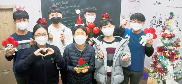 최은희 원장이 함께 나눔을 실천하며 ‘미래 아너 소사이어티 회원’을 꿈꾸는 학원 학생들과 환하게 웃고 있다.