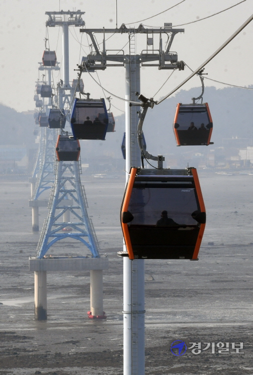 23일 개장한 화성시 '서해랑'제부도해상케이블카가 제부도와 전곡항 사이를 운행하고 있다. 국내 최장 길이의 서해랑 케이블카는 10명 탑승이 가능한 캐빈 41대를 갖춰, 시간당 최대 1천500명의 수송이 가능하다. 김시범기자
