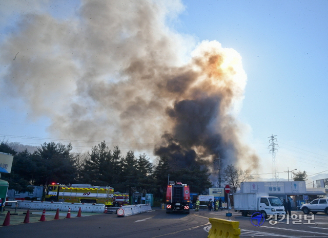 26일 오전 10시 43분께 하남시 천현동 가구공장에서 화재가 발생, 소방당국은 장비 39대와 인력 97명을 투입해 진화에 나서 낮 12시 21분께 큰불을 껐다. 화재로 공장건물과 자재 및 설비장비가 소실됐다. 소방대원들이 화재현장에서 잔불정리를 하고 있다. 윤원규기자