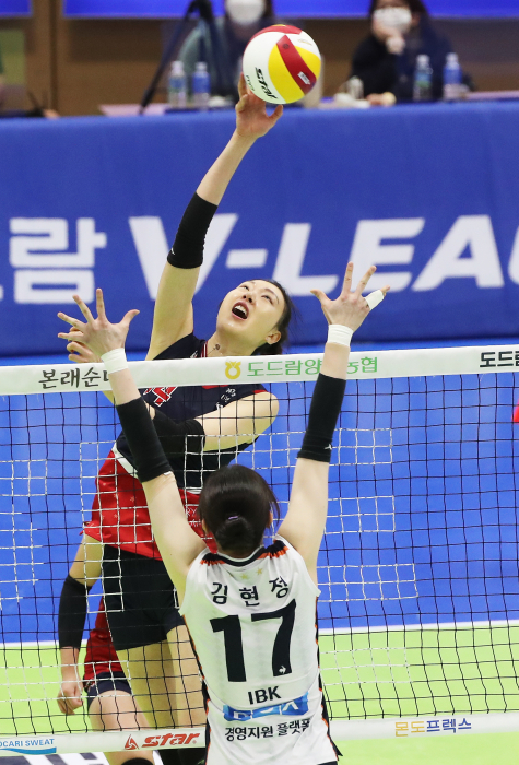 26일 수원실내체육관에서 열린 프로배구 V리그 여자부 현대건설 힐스테이트와 IBK기업은행 알토스의 경기서 현대건설 양효진이 공격을 하고 있다.  연합뉴스