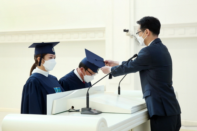 신천지 시온기독교선교센터 탄영진 총원장이 수료식을 기념하는 사각모 수술넘김을 진행하고 있다.신천지예수교회 제공