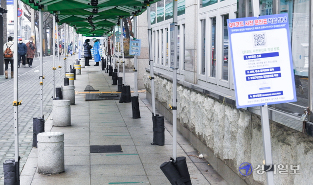 국내 코로나19 신규 확진자 수가 약 한달 만에 3천명대 후반으로 내려온 28일 오전 검사자들로 북적이던 인천 부평구 코로나19부평구보건소 선별진료소가 한산한 모습을 보이고 있다. 방역당국은 신규 확진자 수의 감소세에 비해 위중증 환자는 8일 연속 1천명대를 기록하며 긴장의 끈을 놓지 못하고 있다.장용준기자