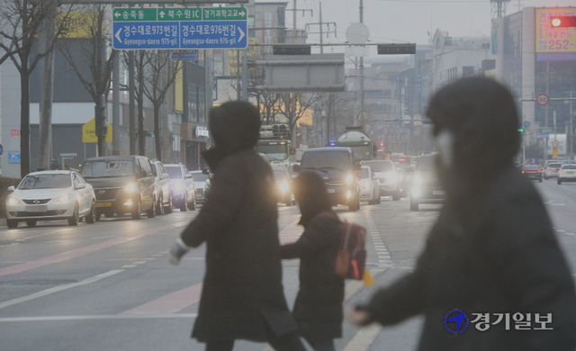 추위가 물러가자 초미세먼지가 몰려온 29일 오전 뿌옇게 흐려보이는 수원시내 한 횡단보도에서 시민들이 걸음을 재촉하고 있다. 김시범기자