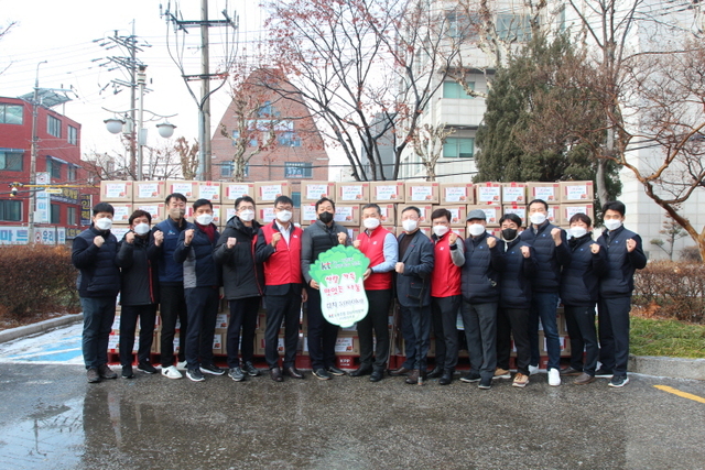 KT강남서부광역본부와 강남지방본부 노조 관계자들이 ‘KT와 함께하는 사랑 가득 맛있는 나눔’을 주제로 김장김치 전달행사를 진행한 뒤 기념촬영을 하고 있다. KT강남서부광역본부 제공