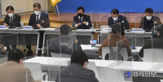 29일 오전 경기도의회 대회실에서 열린 '교섭단체 더불어민주당 언론인과의 대화'에서 박근철 대표의원이 질의에 답하고 있다.조주현기자